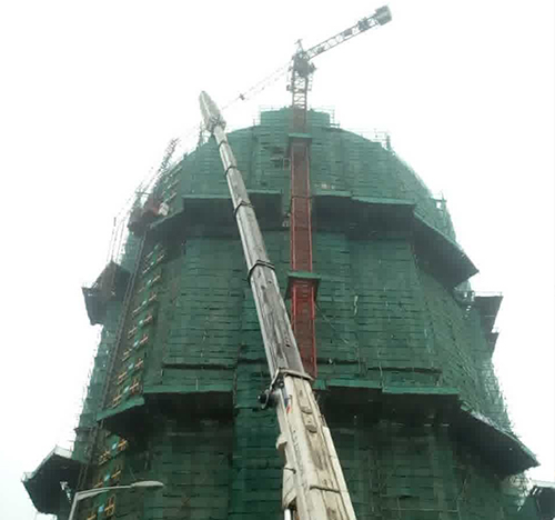 东洲吊车在工地上作业